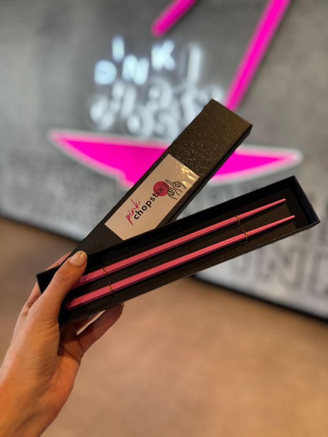 Pink Chopstix 品牌筷子包装与店内招牌
