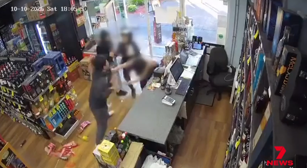 酒類商店入口的監控截圖，畫面中的人物已由原圖模糊處理